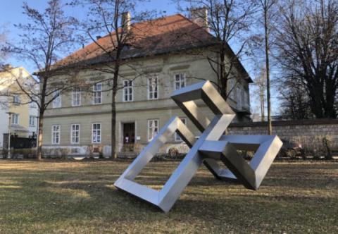 Fadinger Skulptur vor Villa For Forest KiKK OFF za kulturo